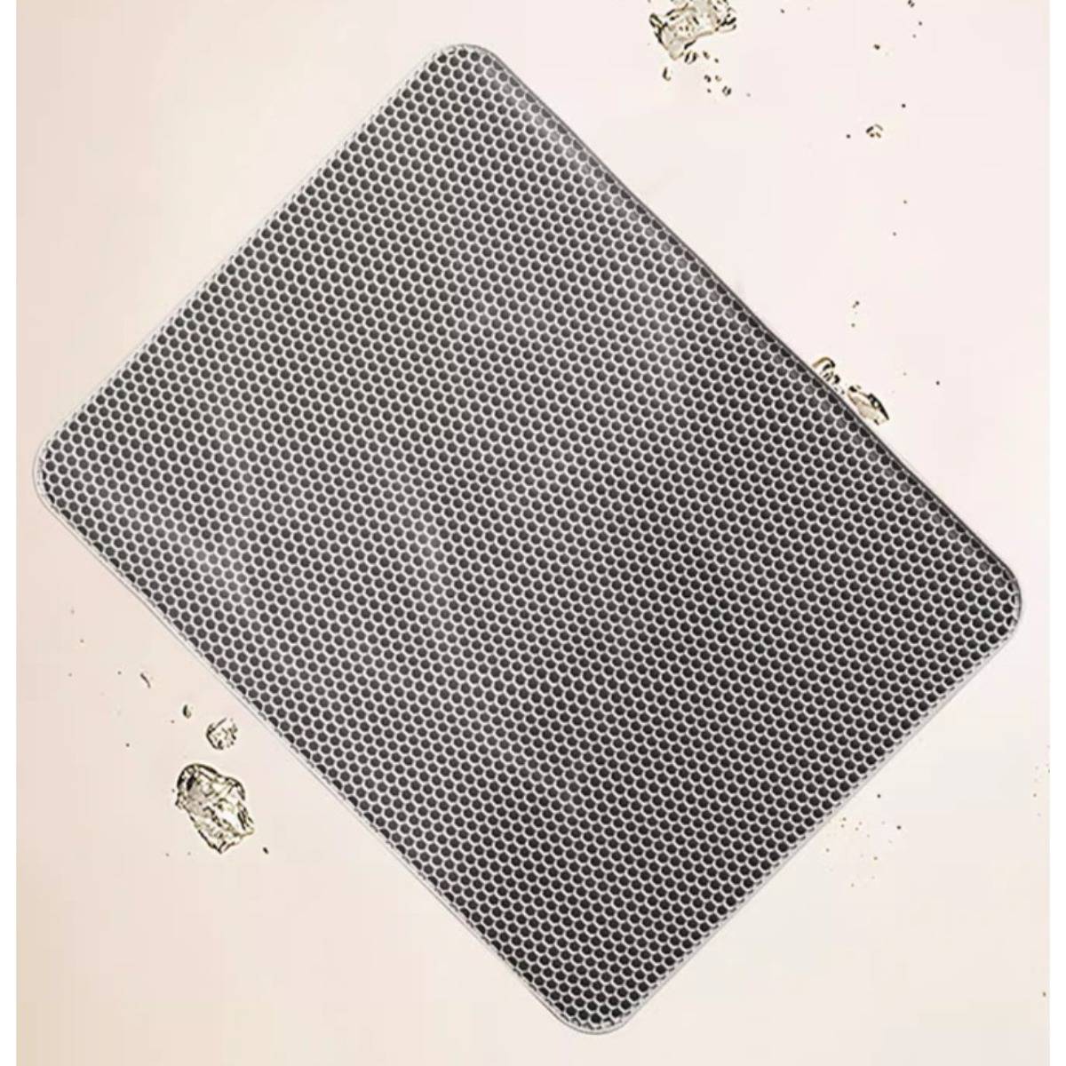 Ein silbergrau gefärbtes rechteckiges perforiertes Metallgitterpanel mit abgerundeten Ecken, diagonal auf hellem Hintergrund dargestellt, mit kleinen Verschmutzungspartikeln rundherum.