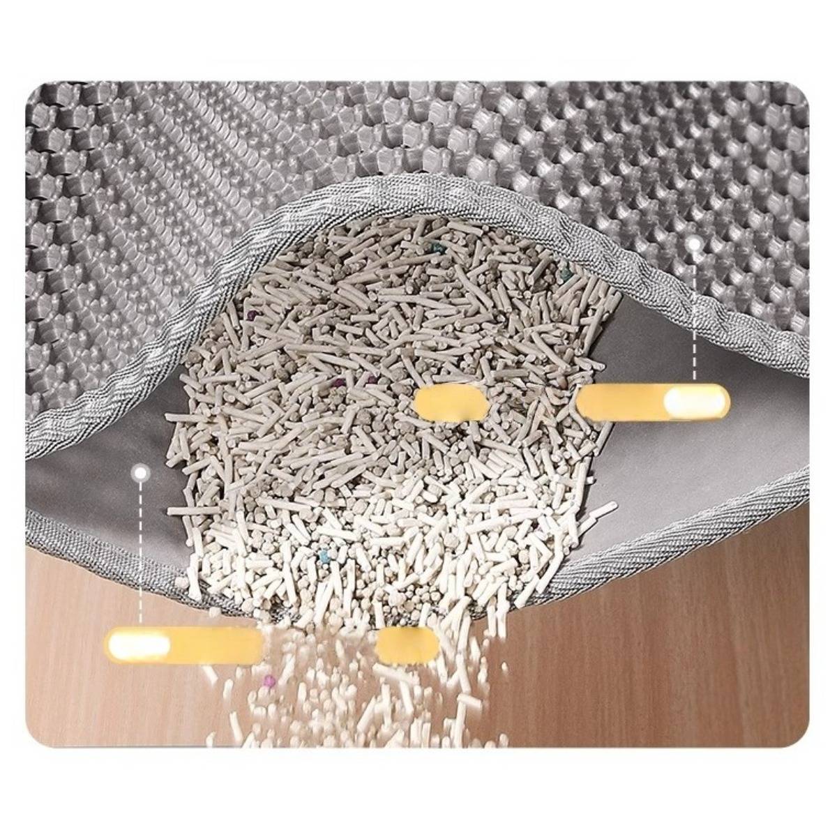 Verschüttete graue Pelletstreu ergießt sich aus einem Netzbeutel, mit einigen gelben Lichtstreifen über einer Holzoberfläche.