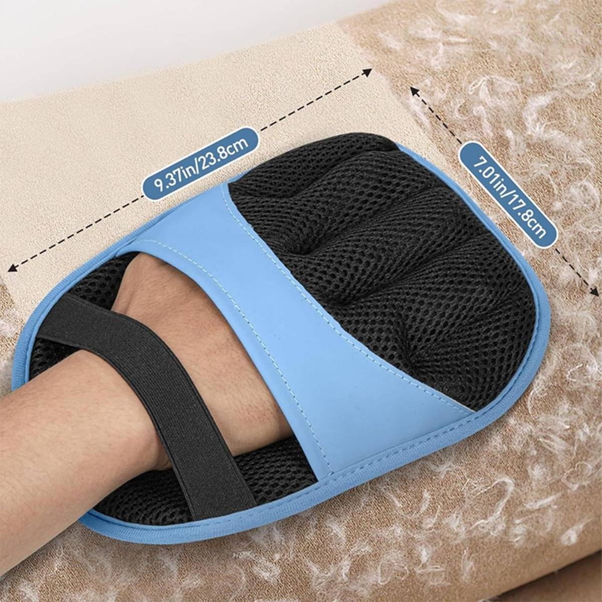 Blauschwarzer Haustierpfleghandschuh zum Bürsten einer Katze oder eines Hundes mit eingeführter Hand und Größenbezeichnungen von 9,37 Zoll mal 7,01 Zoll.