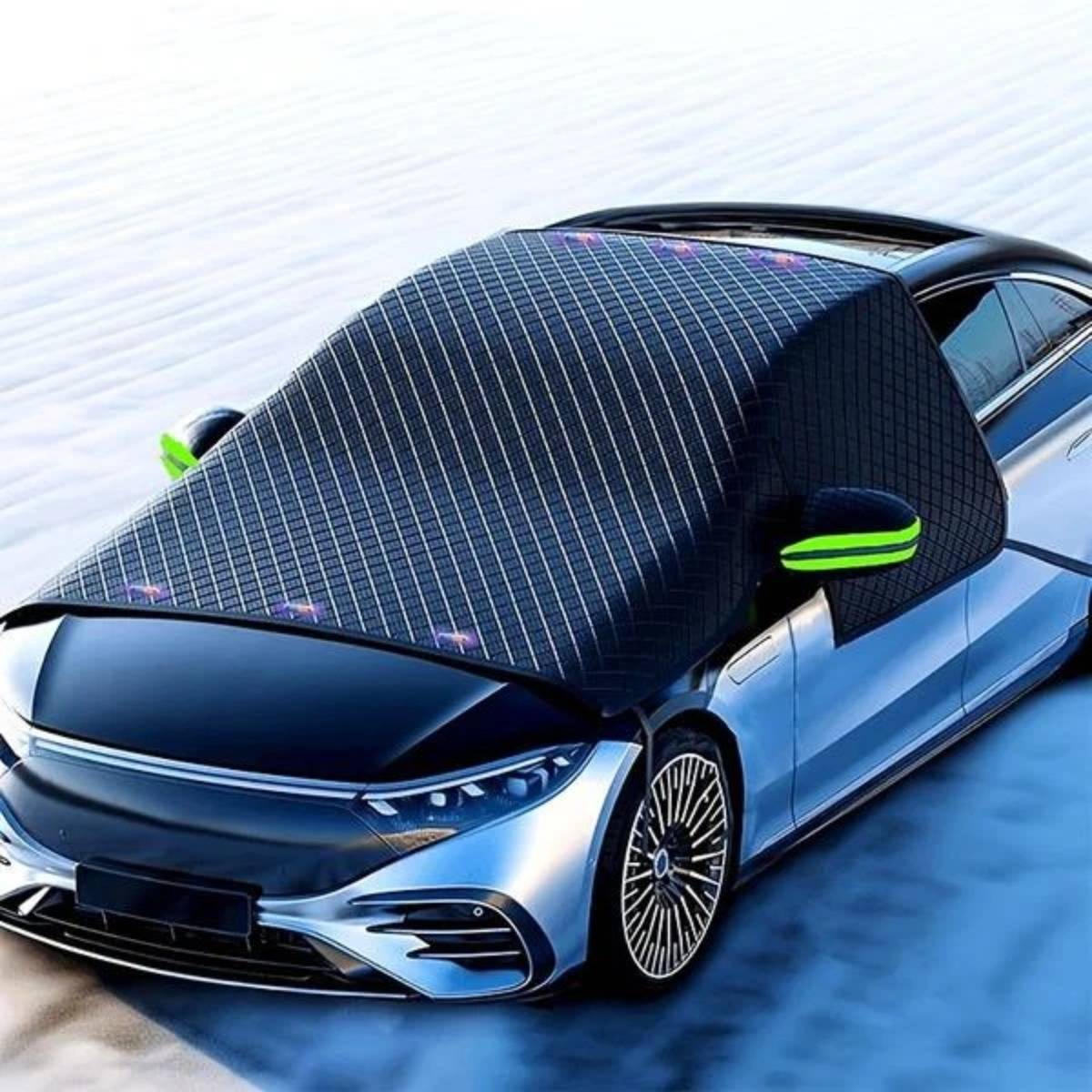 Blaues Konzeptauto mit einer großen, gittermustrigen Stoffabdeckung, die über die Windschutzscheibe und das Dach gespannt ist, auf einer verschneiten Fläche gezeigt.