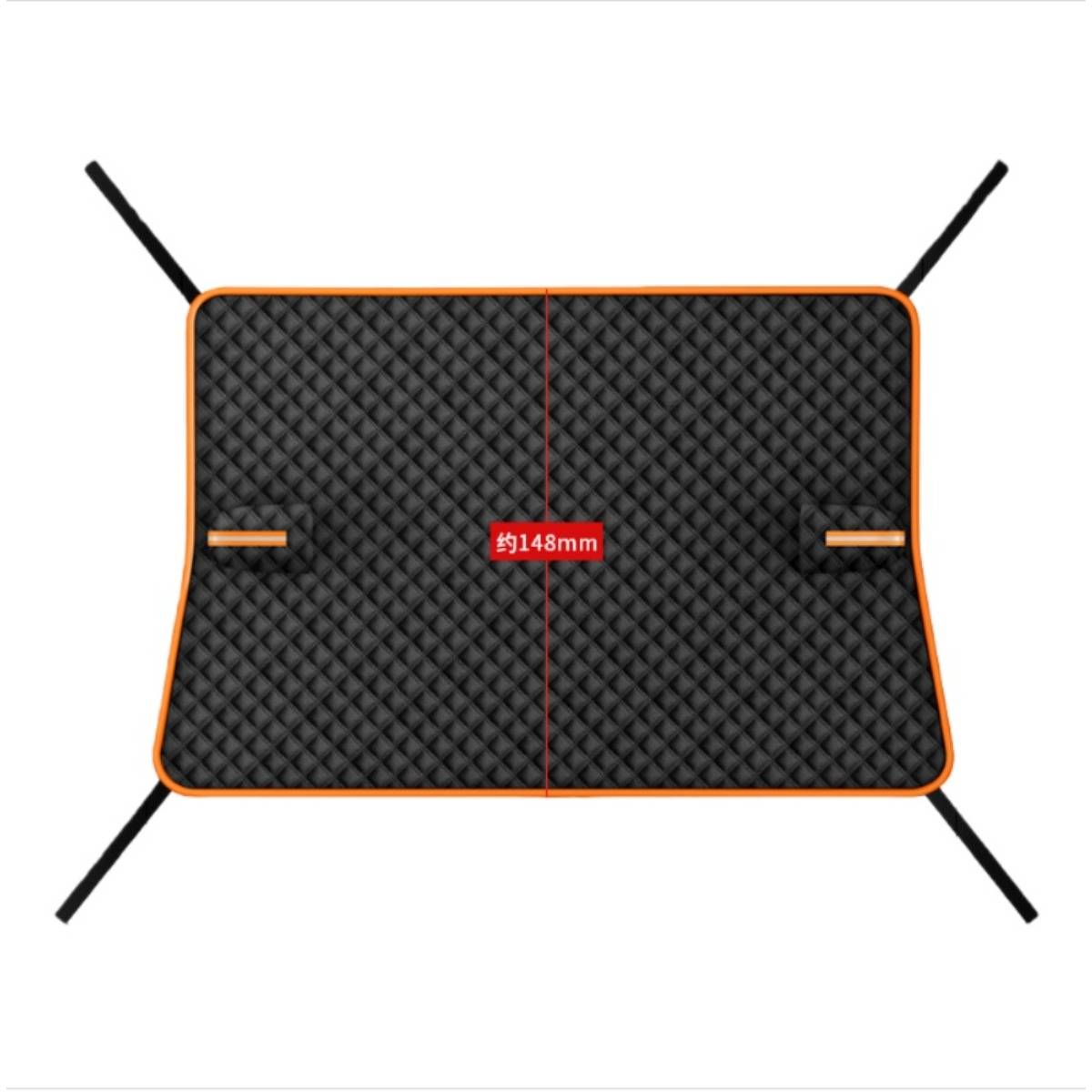 Schwarzes gestepptes Autositzkissen oder -matte mit orangefarbiger Einfassung, Seitenriemen und einer Mittelbeschriftung mit der Aufschrift „約148mm