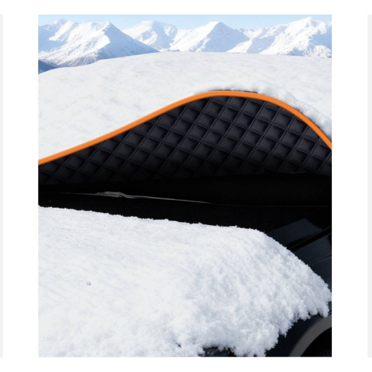 Schneebedecktes Auto mit einem teilweise geöffneten schwarzen Dach oder Schiebedach, mit verschneiten Bergen im Hintergrund.