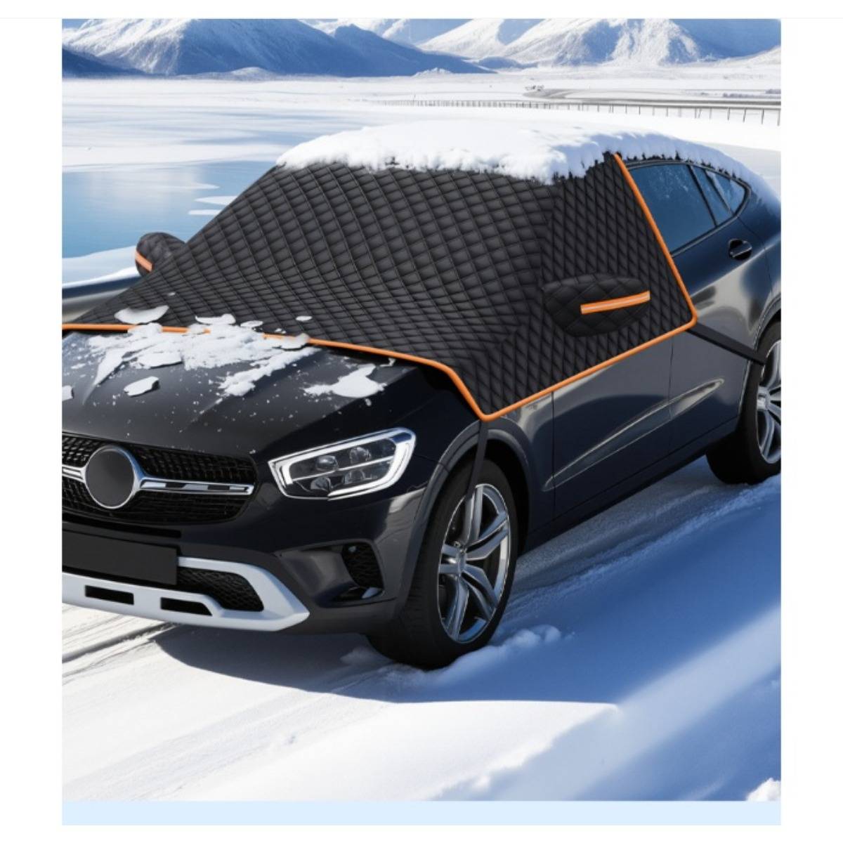 Schwarzer SUV auf schneebedeckter Straße mit gesteppter Schneeabdeckung über Windschutzscheibe und Dach, zeigt Winterschutz für Autos in kalter Berglandschaft.