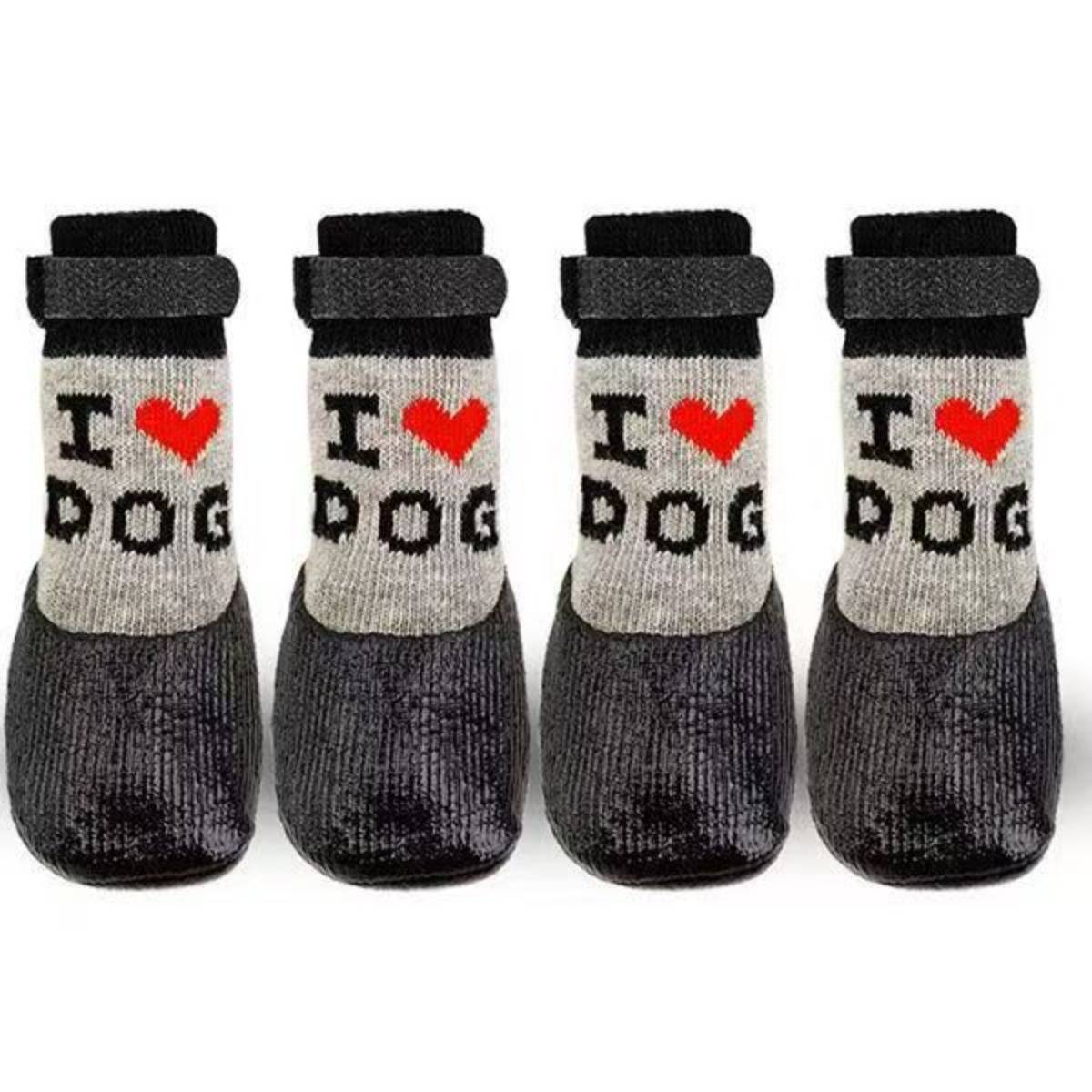 Vier Hundesocken in einer Reihe, jede mit der Aufschrift „I ♥ DOG