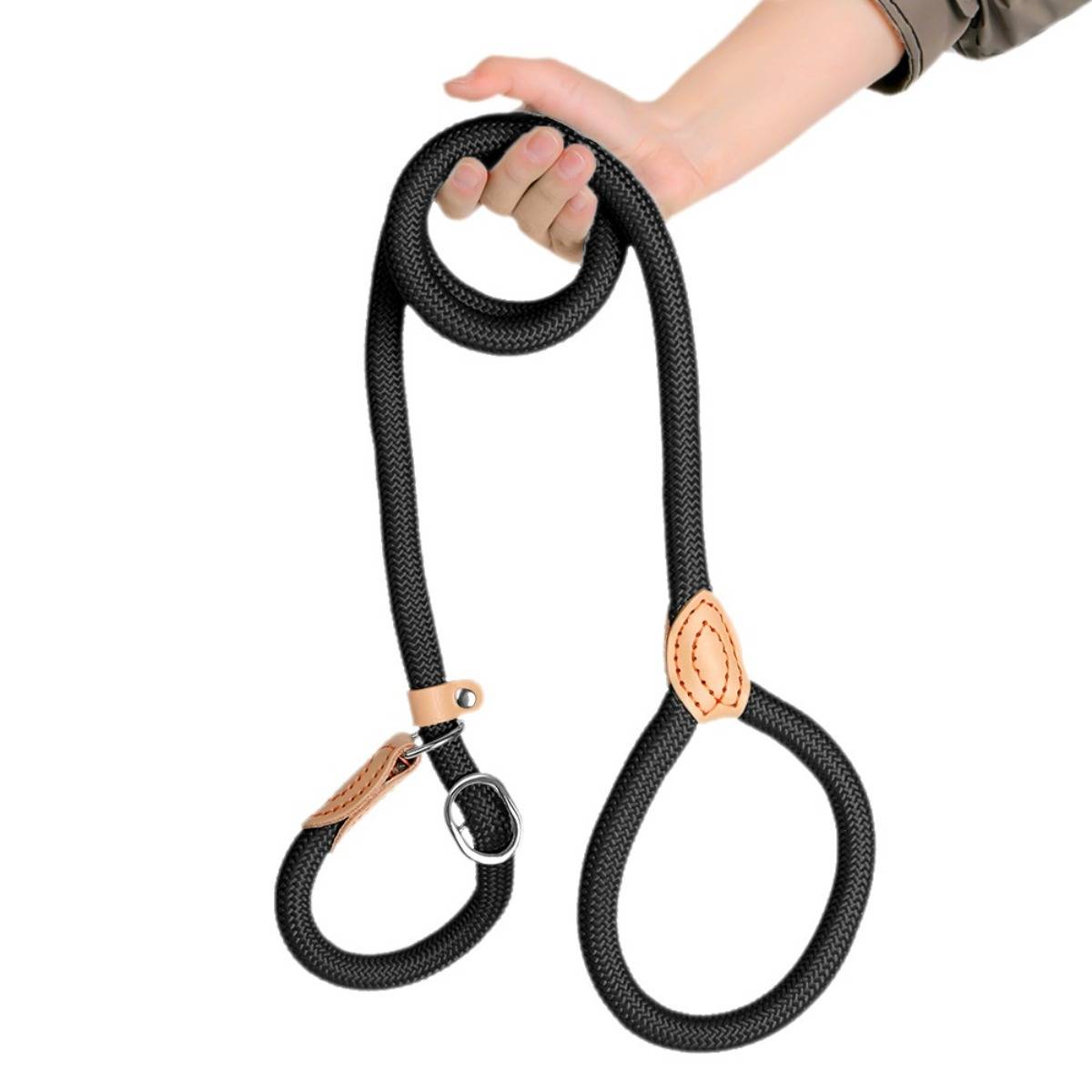 Hand hält eine schwarze Hundeleine aus Seil mit Lederelementen und Metallclips, gezeigt vor weißem Hintergrund.