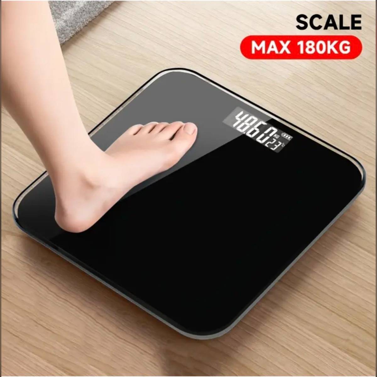 Person, die auf einer schwarzen digitalen Badezimmerwaage auf einem Holzboden wiegt; das Display zeigt 48,6 kg an, wobei „MAX 180KG