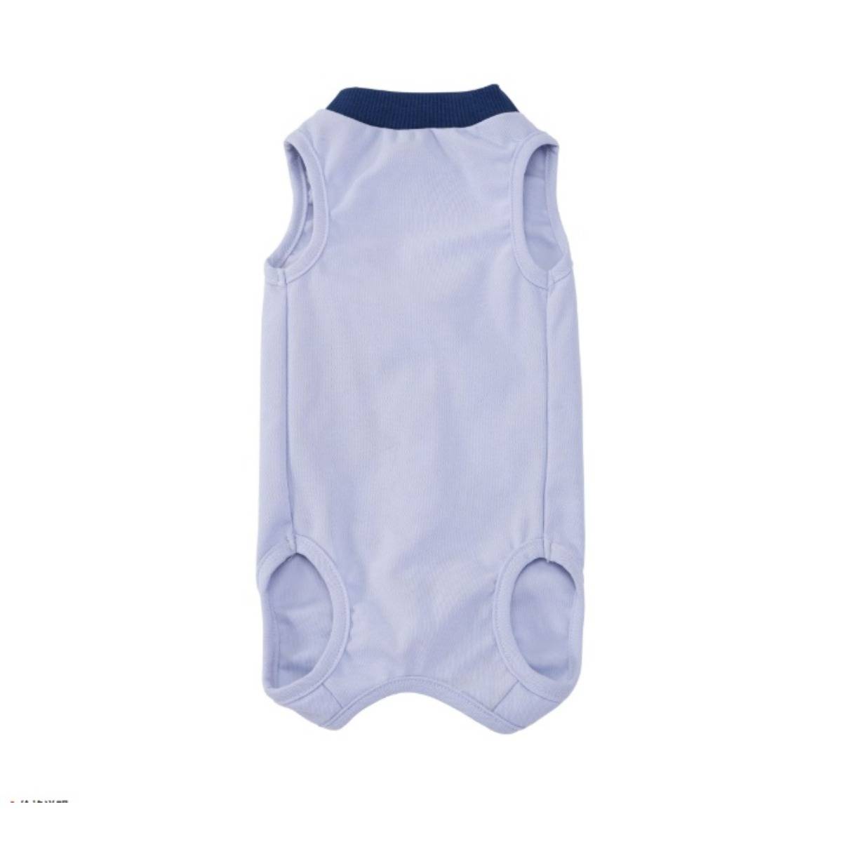 Hellblaues ärmelloses Baby-Body mit dunkelblauem Kragen, Vorderansicht auf einfachem weißem Hintergrund.