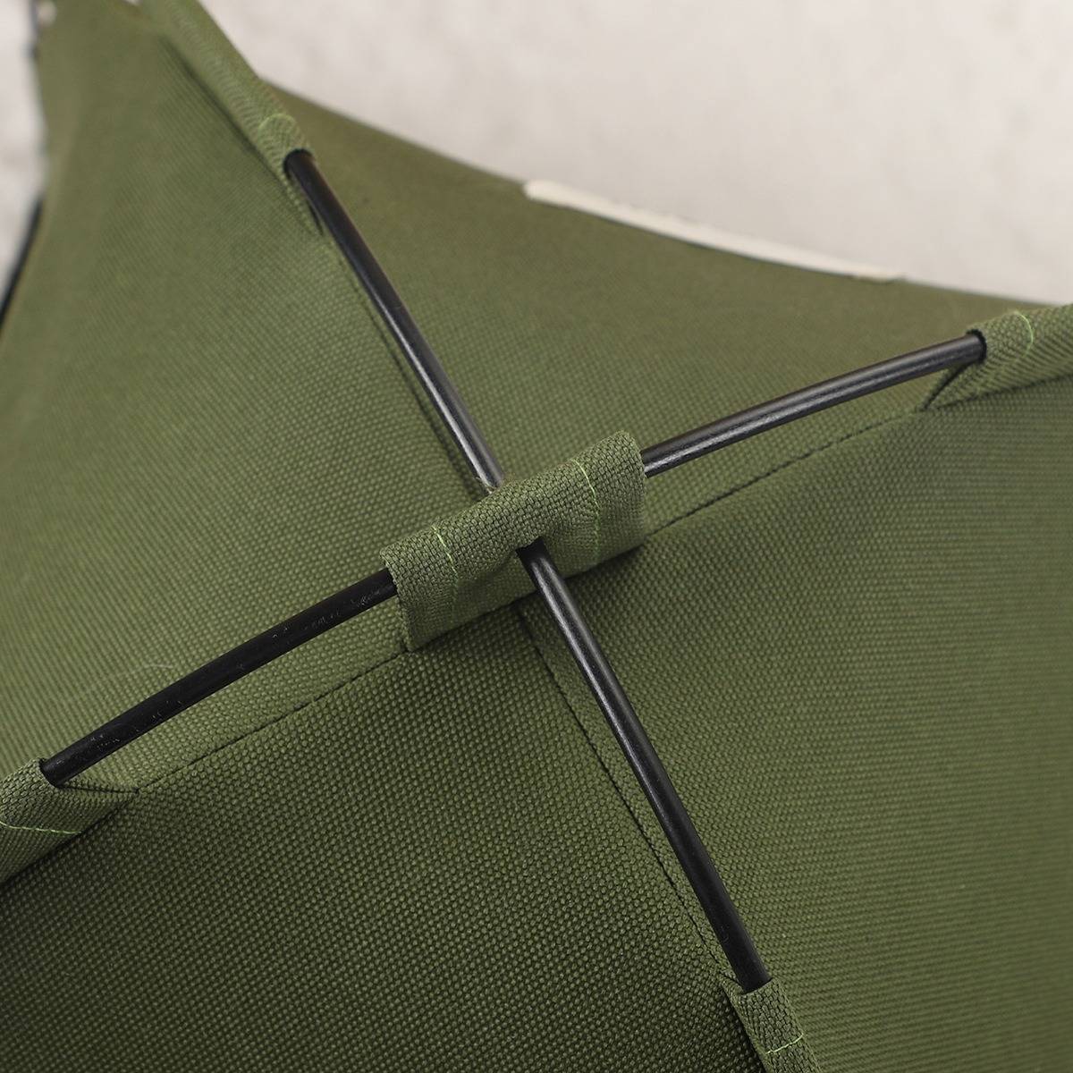 Nahaufnahme einer olivgrünen Stofftasche oder eines Zeltpanels mit schwarzem Seil oder Stange, das durch genähte Schlaufen gezogen ist und das Befestigungsdetail zeigt.