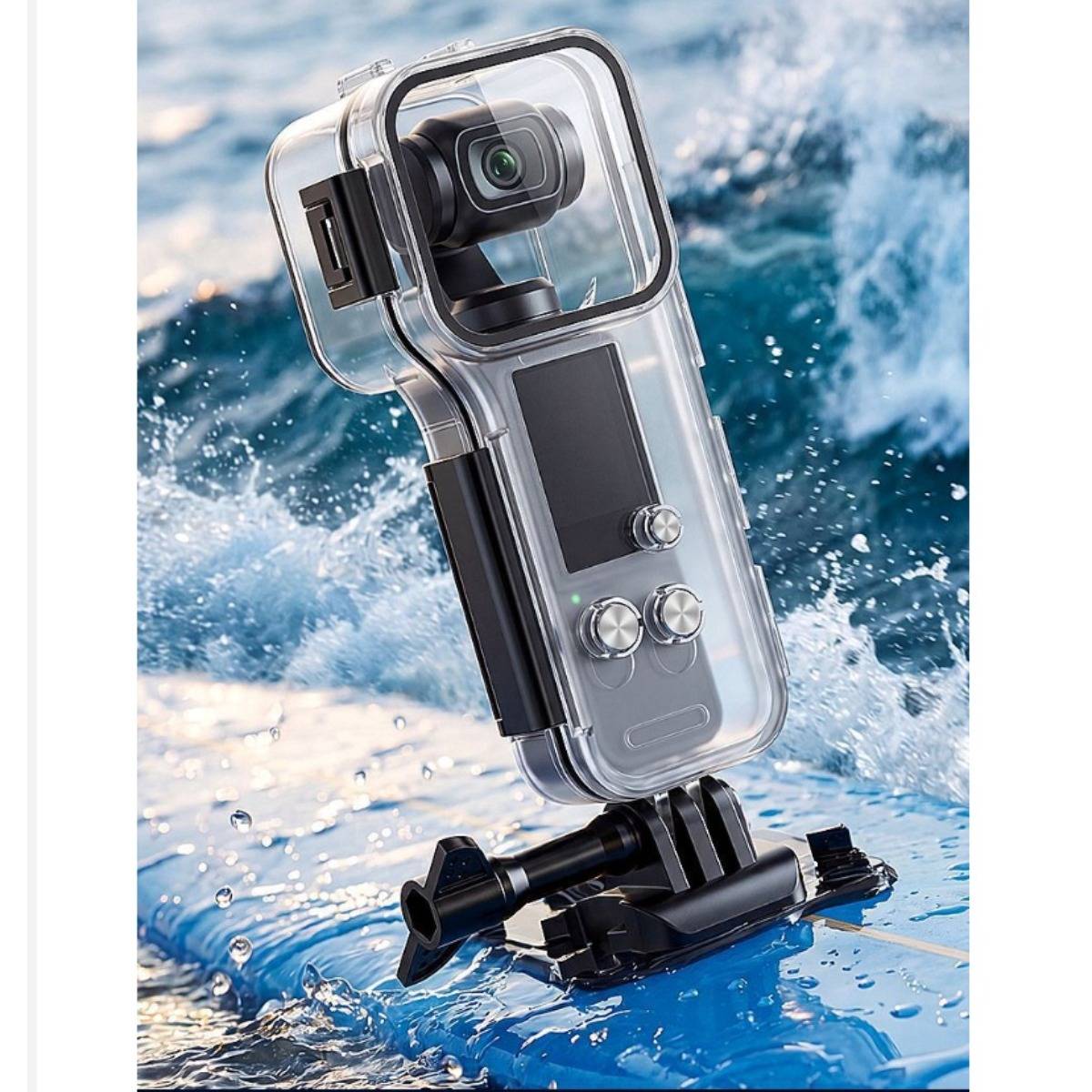 Action-Kamera in einem transparenten wasserdichten Gehäuse auf einem Surfboard montiert, das durch Ozeanwellen spritzt.