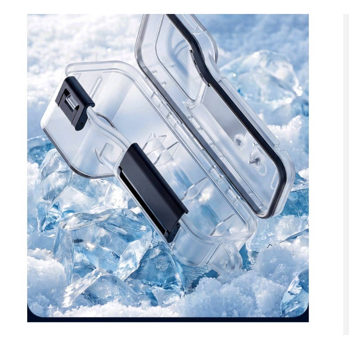Zwei transparente, wasserdichte Handyhüllen aus Kunststoff mit schwarzen Verschlüssen auf Eis ausgestellt, was auf kalte, schützende Lagerung oder Outdoor-Nutzung hindeutet.