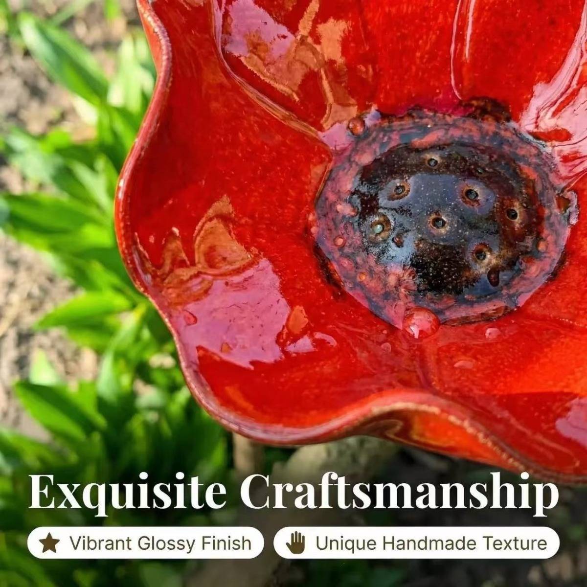 Nahaufnahme einer glänzend roten handgefertigten Blumenskulptur mit strukturiertem dunklem Zentrum, vor grünem Laub, beschriftet mit 