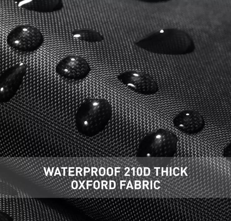 Nahaufnahme von schwarzem wasserdichtem, 210D dickem Oxford-Stoff mit Wassertropfen, die auf der strukturierten Oberfläche perlen.