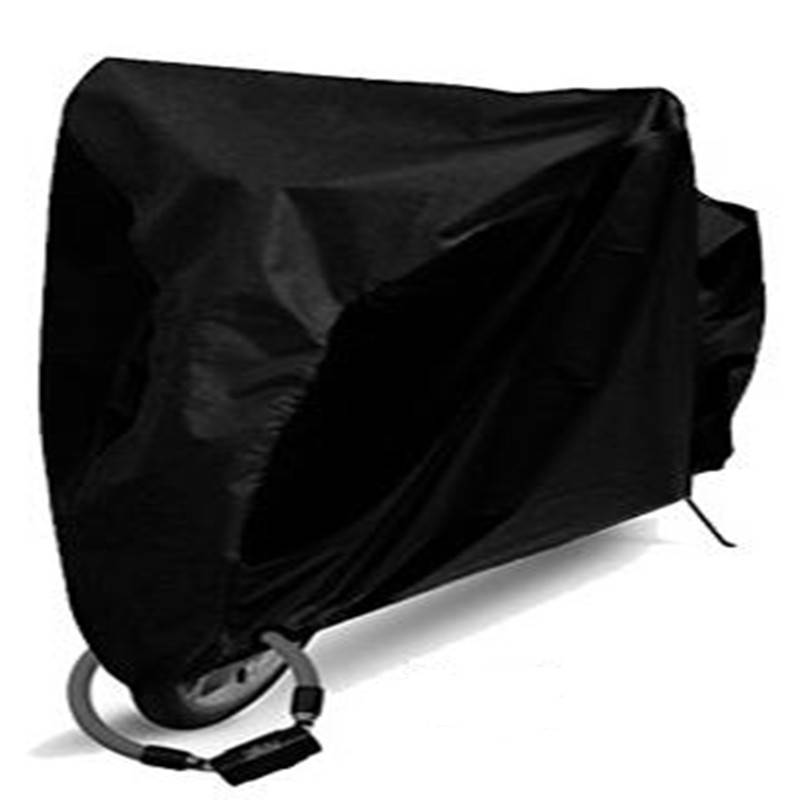Schwarze Schutzplane über einem fahrbaren Objekt drapiert, wahrscheinlich ein abgedecktes Fahrrad oder ein Roller, mit sichtbarem Riemen am unteren Ende.