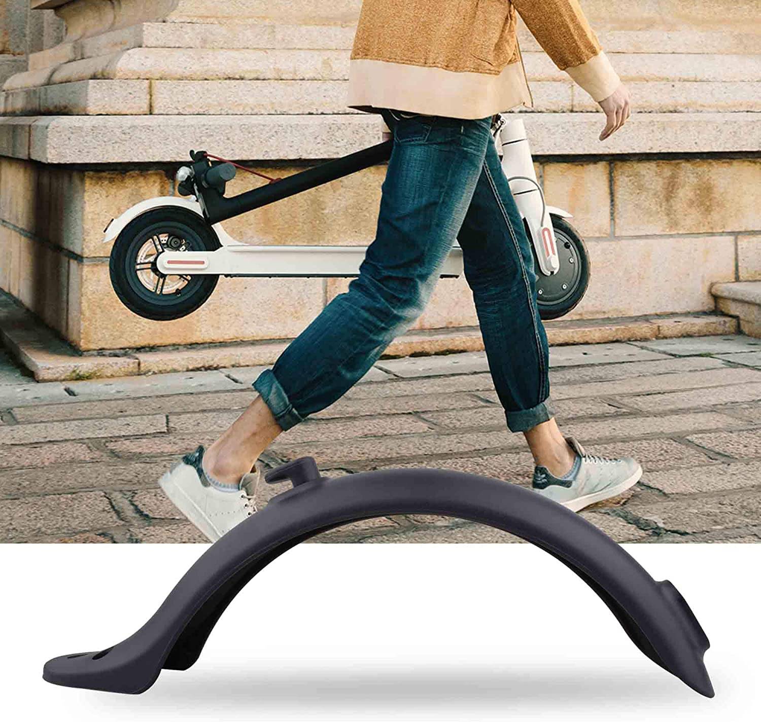 Eine Person geht neben einem zusammengeklappten Elektroroller; eine schwarze Radabdeckung/Kotflügel-Zubehör wird unten gezeigt und zeigt an, dass das Produkt das Scooter-Rad schützt.