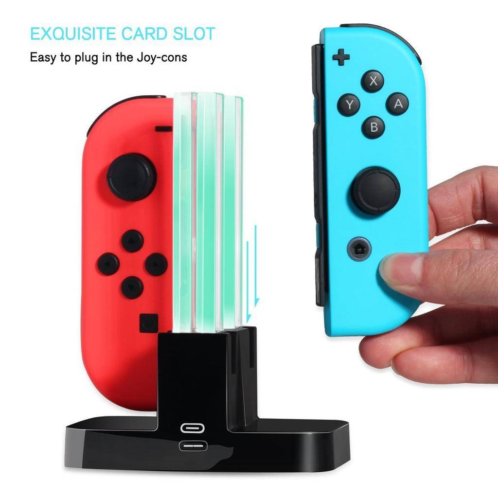 Nintendo Switch Joy-Con Ladedock-Demonstration, die einen einfachen Steckplatz mit roten und blauen Controllern zeigt, und eine Hand, die den rechten Joy-Con einsetzt.