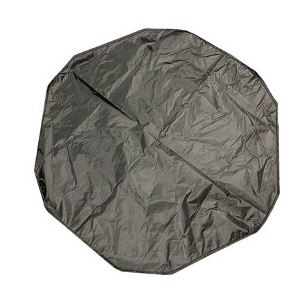 Eine runde schwarze knitterige Stoffabdeckung oder Tasche, von oben auf weißem Hintergrund betrachtet.