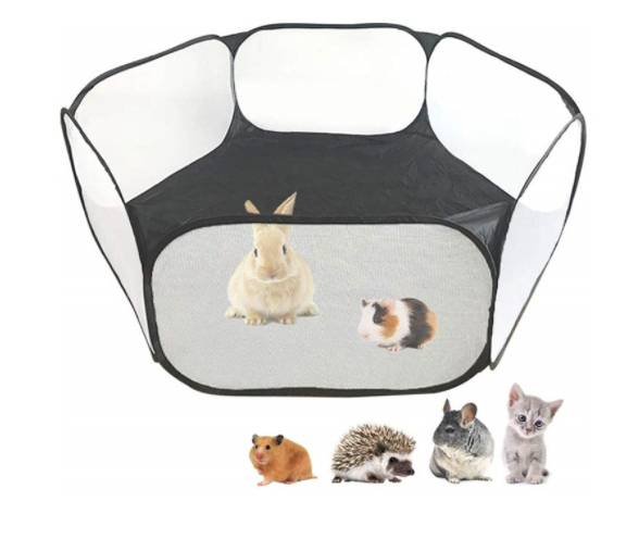 Mesh-Laufstall für Haustiere mit einem Kaninchen im Inneren; kleine Hamster, Igel, Chinchilla und Kätzchen sind unten als Beispiele für Haustiere abgebildet, die darin untergebracht werden können.