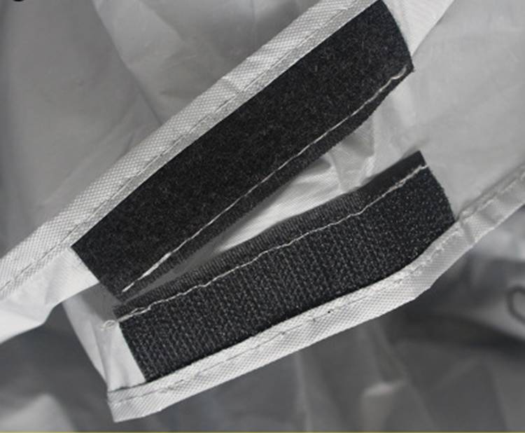 Nahaufnahme eines weißen Kleidungssaums mit zwei schwarzen Klettverschlusstreifen.