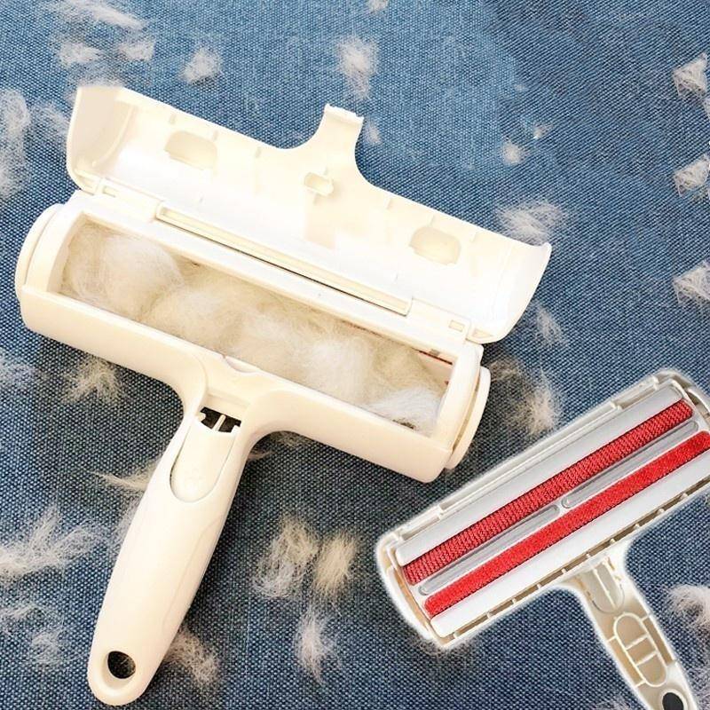 Zwei Fusselrollen auf einer Denimoberfläche: eine weiße Rolle voller Fusselbeladung, die andere transparente Rolle mit roten Klebstreifen.