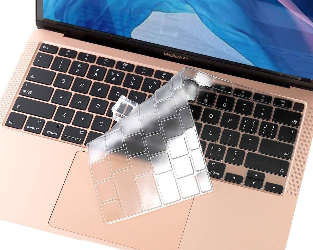 Ein MacBook Air Tastatur und Trackpad mit einer klaren Silikonschutzhülle darüber, aus einem Winkel betrachtet.