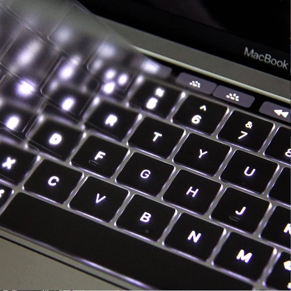 Nahaufnahme einer von hinten beleuchteten MacBook-Tastatur, die leuchtende Tasten und das MacBook-Etikett auf der Blende zeigt.