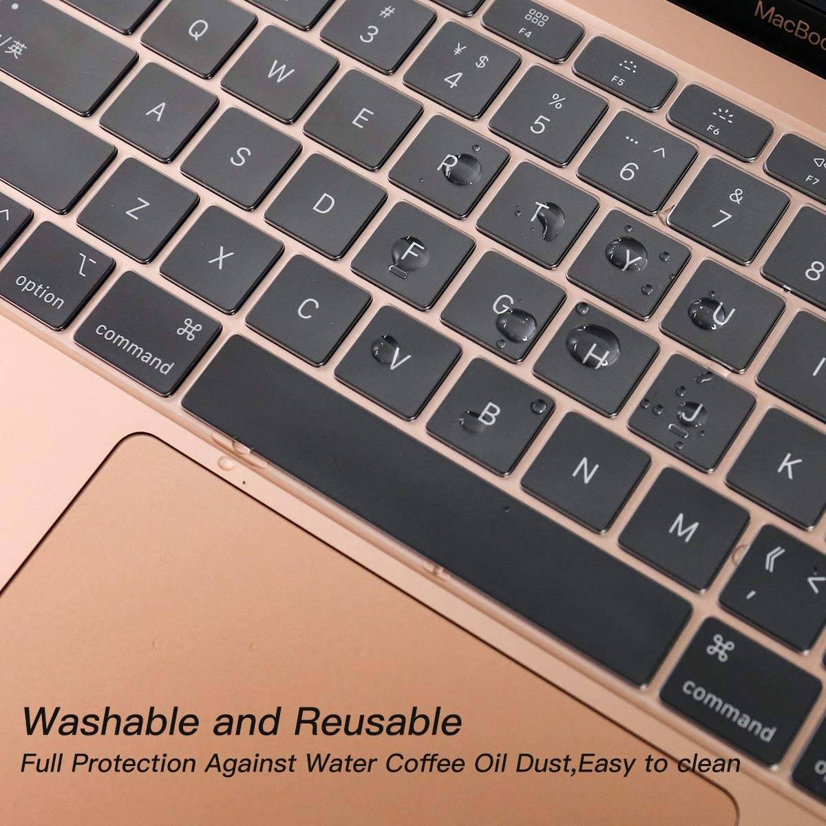 Nahaufnahme einer MacBook-Tastatur mit mehreren Tasten, die mit durchsichtigen Schutzabdeckungen versehen sind; der Text lautet „Waschbar und wiederverwendbar" und „Vollständiger Schutz vor Wasser, Kaffee, Öl, Staub, leicht zu reinigen"".