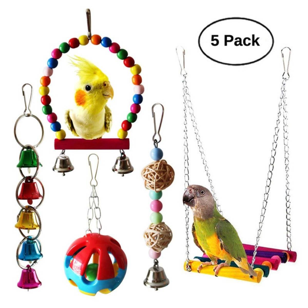Fünfer-Set aus bunten Vogeltoys und Schaukeln, einschließlich hängender Glocken, Perlentoys und zwei Vogelsitzsangen mit kleinen Papageien, die diese verwenden.