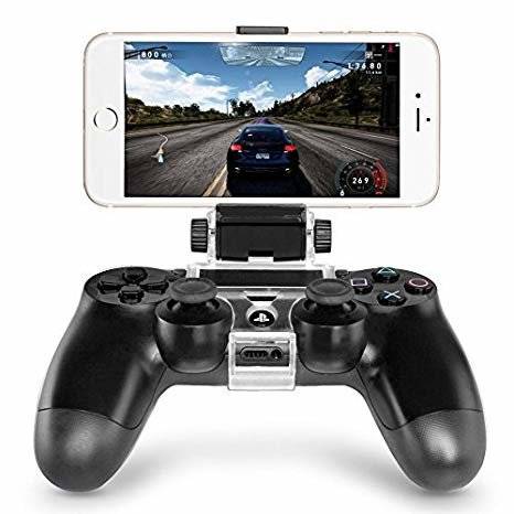 Telefon auf einem PlayStation-ähnlichen Spielecontroller montiert, das auf dem Bildschirm ein Rennspiel anzeigt.