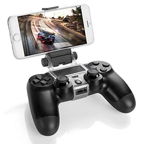 Smartphone auf einer Spielcontroller-Halterung montiert, das auf dem Telefonbildschirm ein Rennspiel anzeigt.