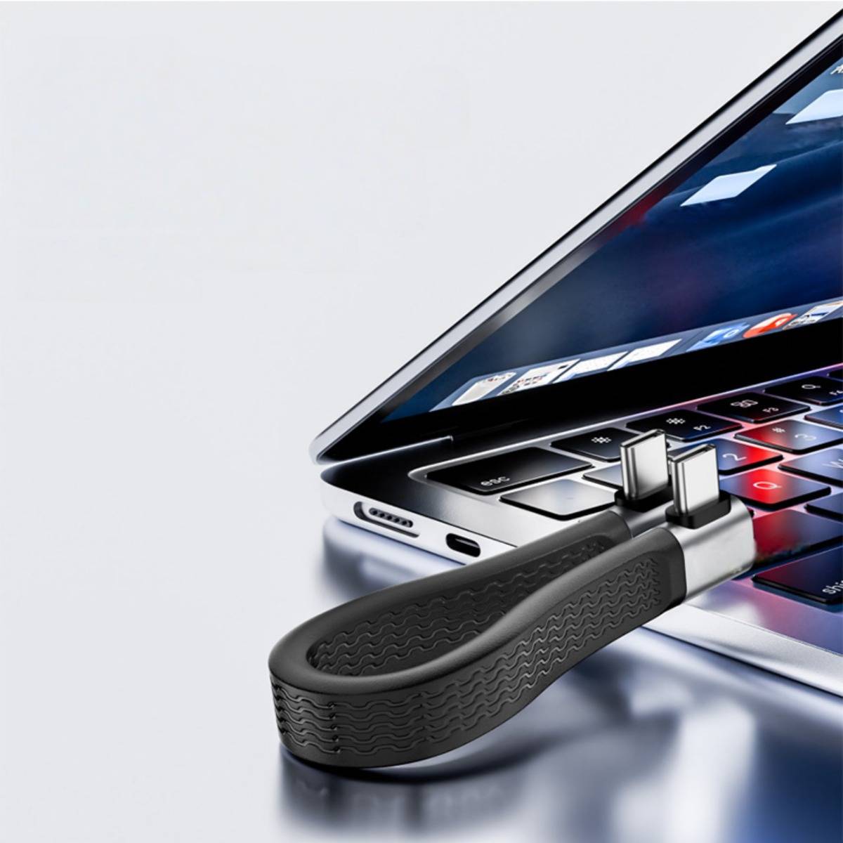 USB-Speicherstick, der an der Seite eines Laptops in der Nähe der Tastatur angeschlossen ist und Datenspeicherung oder Datenübertragung andeutet.