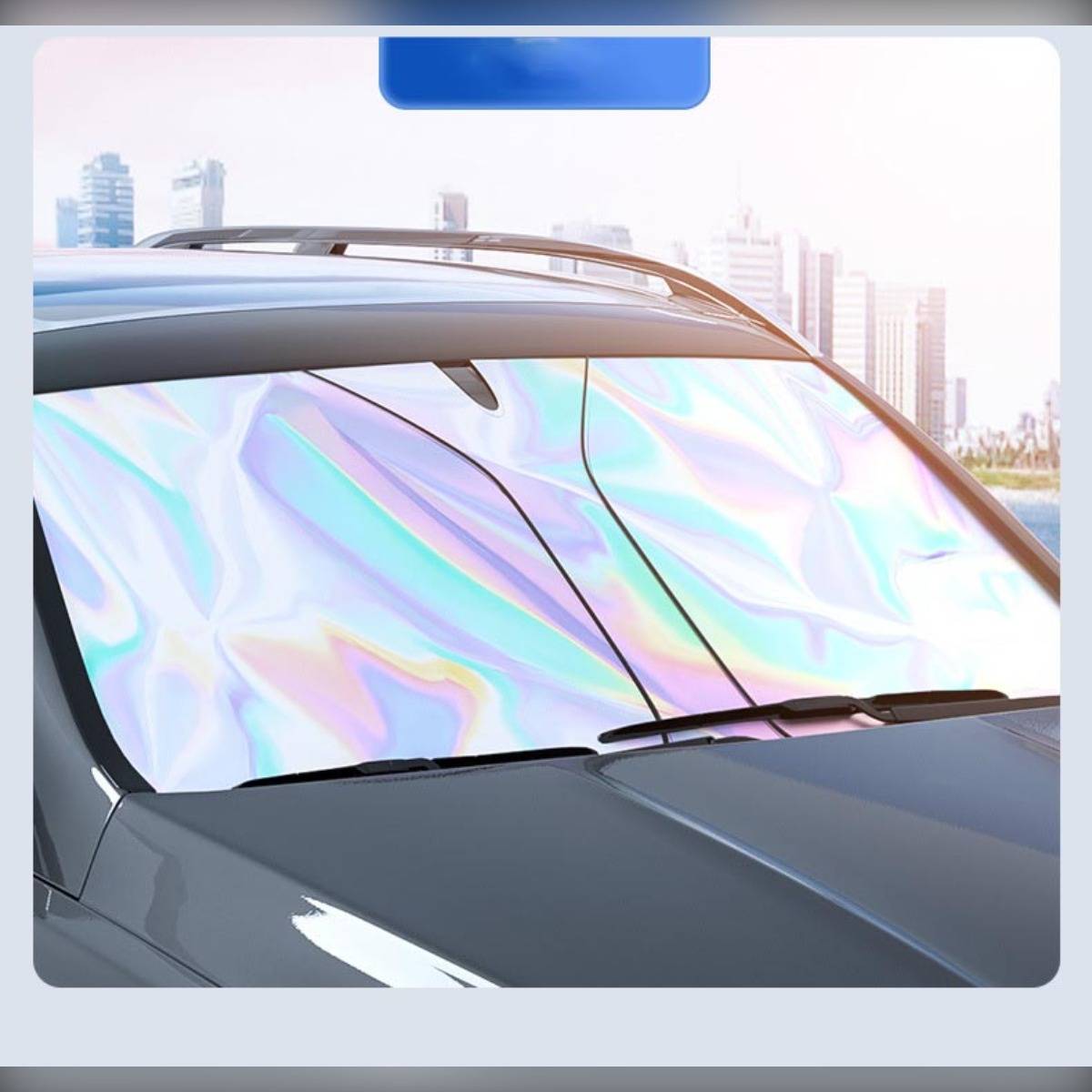 Autofenster mit reflektierendem irisierendem Sonnenschutz, der die vorderen Fenster bedeckt, gezeigt vor einer Stadtsilhouette.