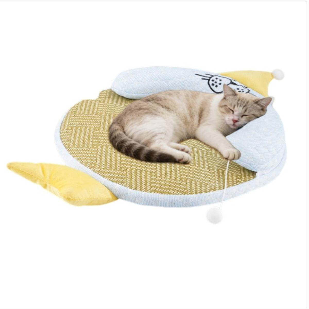 Eine schlafende beige Katze, zusammengerollt auf einem runden Haustierkissen mit gelben und hellblauen Akzenten vor weißem Hintergrund.