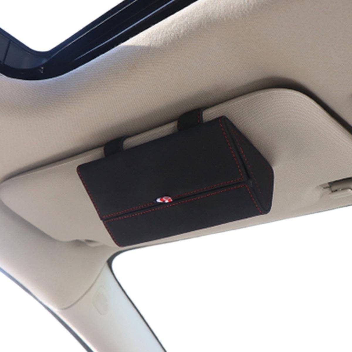 Sonnenschutz für das Auto mit einem schwarzen rechteckigen Zubehörkasten, der an der Dachhimmelverkleidung der Fahrerseite in der Nähe der Windschutzscheibe befestigt ist.