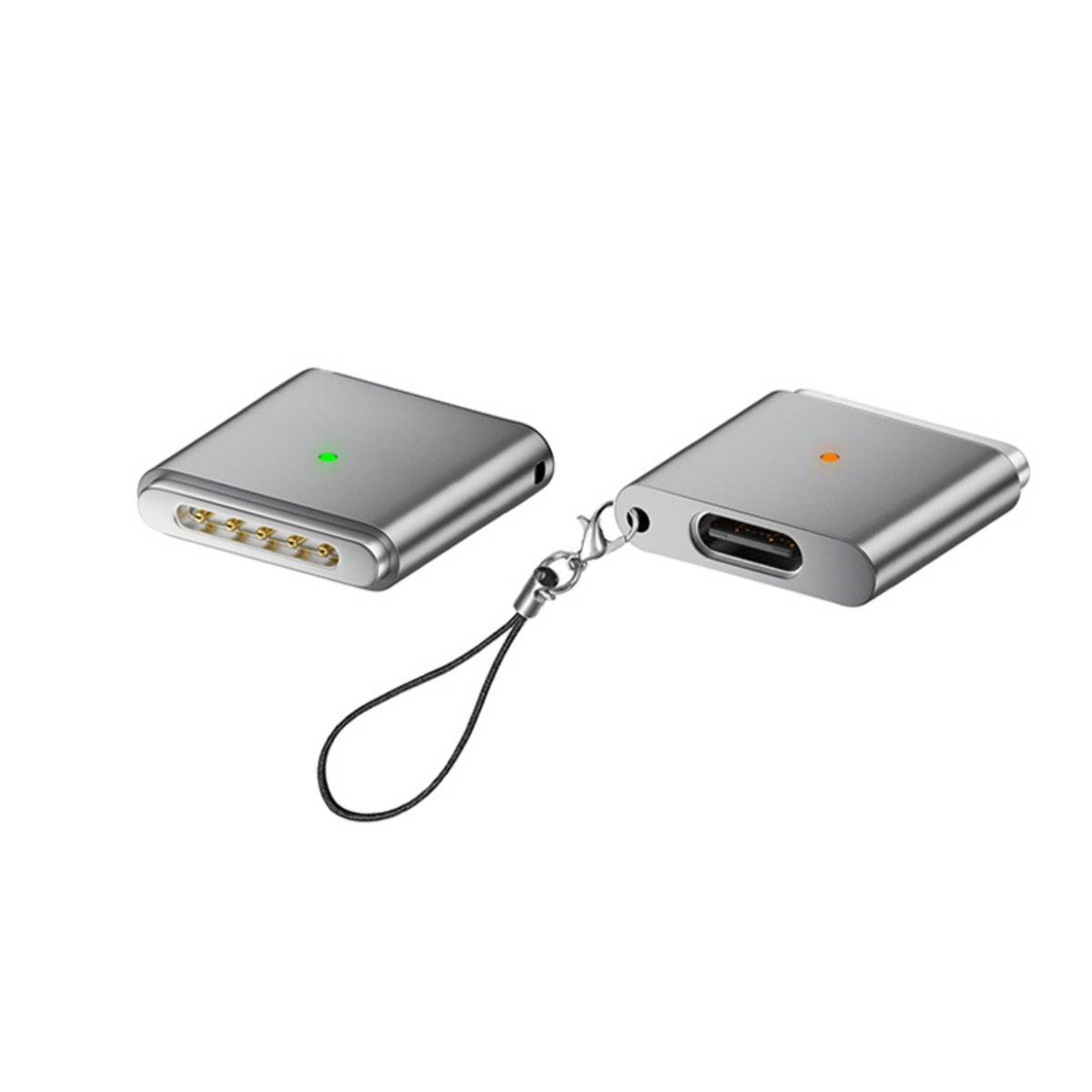 Zwei kleine silberfarbene elektronische Adaptergeräte mit Anzeigelichtern, eines mit vergoldeten Kontakten und das andere mit einem USB-C-Anschluss, verbunden durch ein Lanyardband