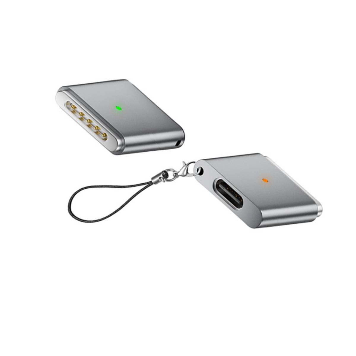 Zwei kleine silberne USB-Geräte mit LED-Indikatoren, eines mit seitlichen Anschlüssen und das andere mit einem USB-C-Anschluss mit befestigtem Handgelenksriemen.