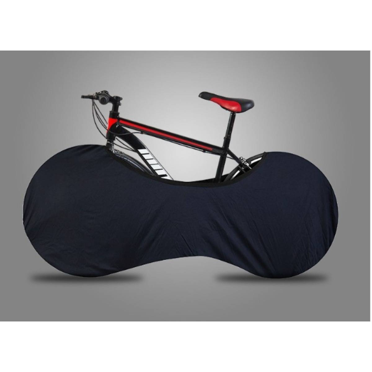 Fahrrad, das von einer dunklen Schutzabdeckung zum Lagern auf grauem Hintergrund bedeckt ist.