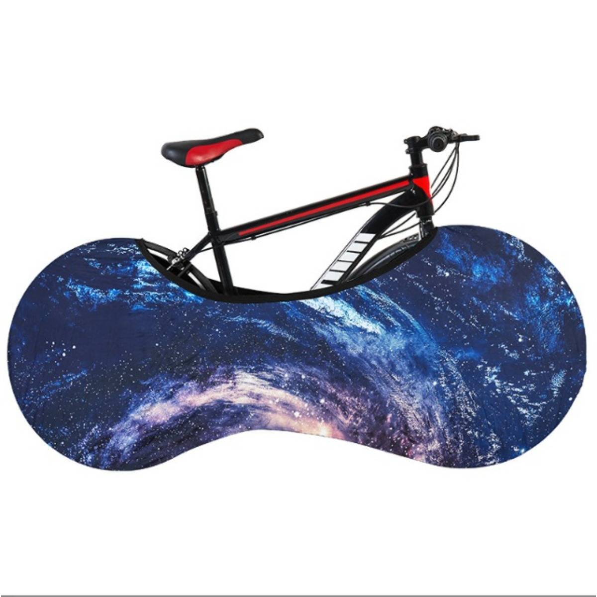 Ein schwarz-rotes Fahrrad, das auf einem galaxiebedruckten, wellenförmigen Podest oder Display-Ständer vor weißem Hintergrund montiert ist.