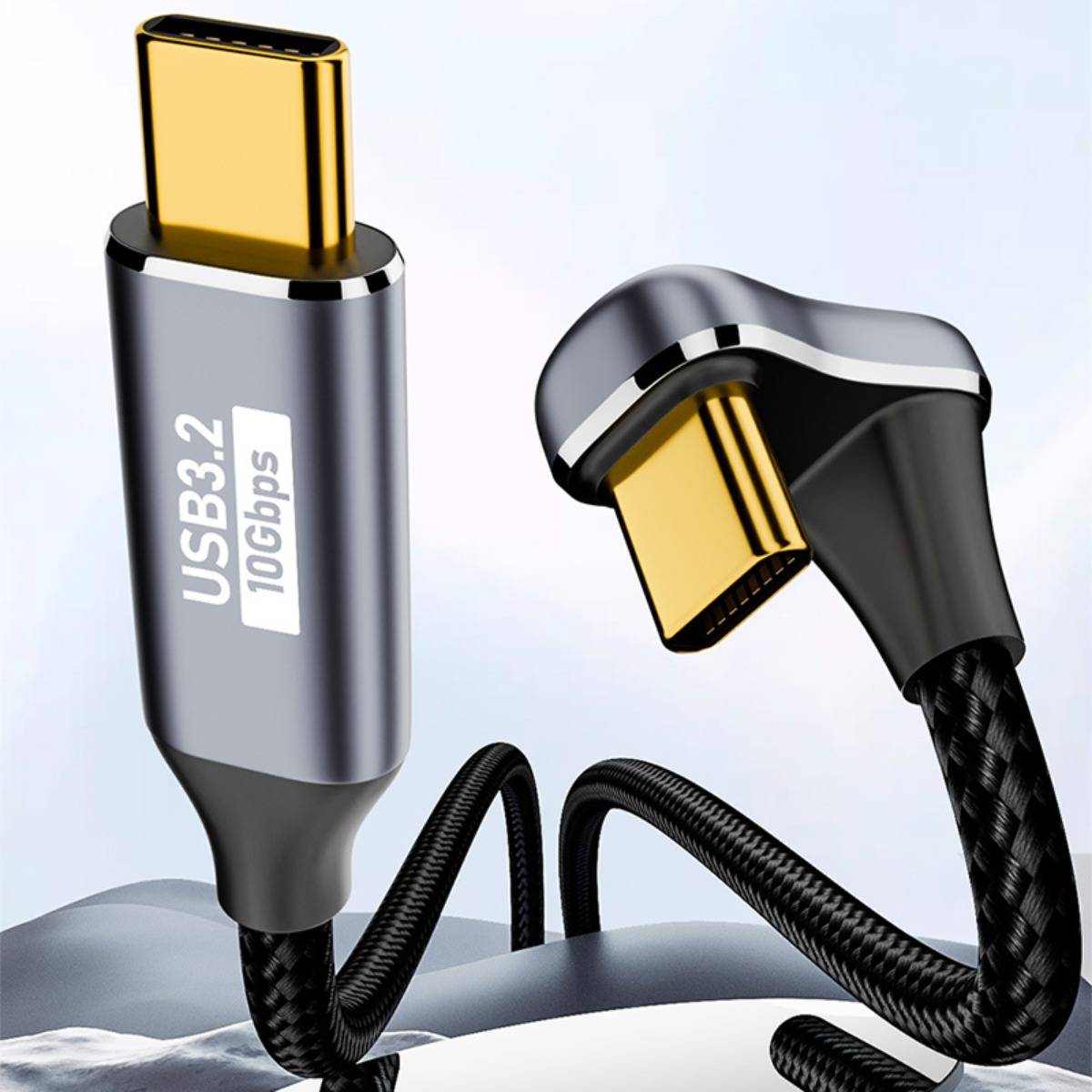 Nahaufnahme eines USB-C-Kabels mit vergoldeten Anschlüssen und geflochtenem schwarzem Mantel, gekennzeichnet mit „USB3.2 10Gbps", dargestellt als Produktbild.