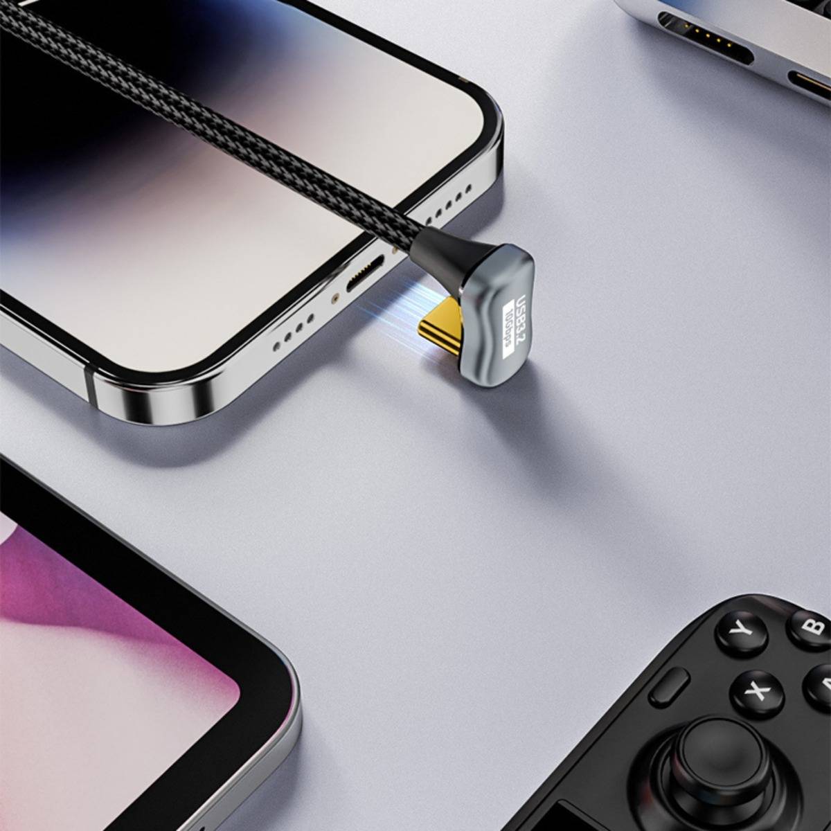 Nahaufnahme eines geflochtenen Ladekabels mit magnetischer Spitze, das in ein Telefon eingesteckt ist, mit einem kompakten Metallstecker zum einfachen Laden.