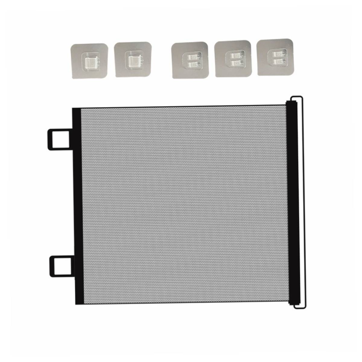 Großes graues Mesh-Filterpanel mit schwarzem Rahmen und Befestigungslaschen, dargestellt mit fünf kleinen Clipstücken darüber auf weißem Hintergrund.