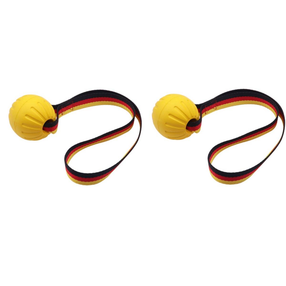 Zwei gelbe Ball-an-einem-Band-Spielzeuge mit schwarzen, roten und goldenen gestreiften Riemen auf weißem Hintergrund.