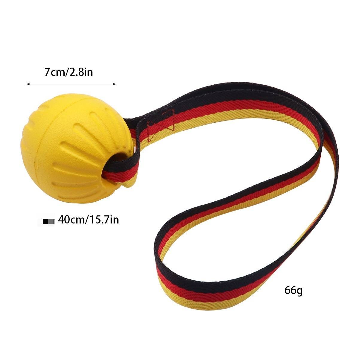 Gelber Gummiball-Hundespielzeug mit schwarzem, rotem und gelbem Riemen; gekennzeichnet mit 7 cm/2,8 Zoll, 40 cm/15,7 Zoll und 66 g.