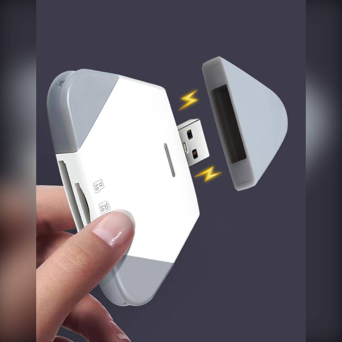 Hand hält ein kleines weiß-graues USB-Gerät, das in zwei Teilen gezeigt wird, mit dem freiliegenden USB-Stecker und gelben Blitzikonen, die auf eine abnehmbare oder Ladefunktion hindeuten.