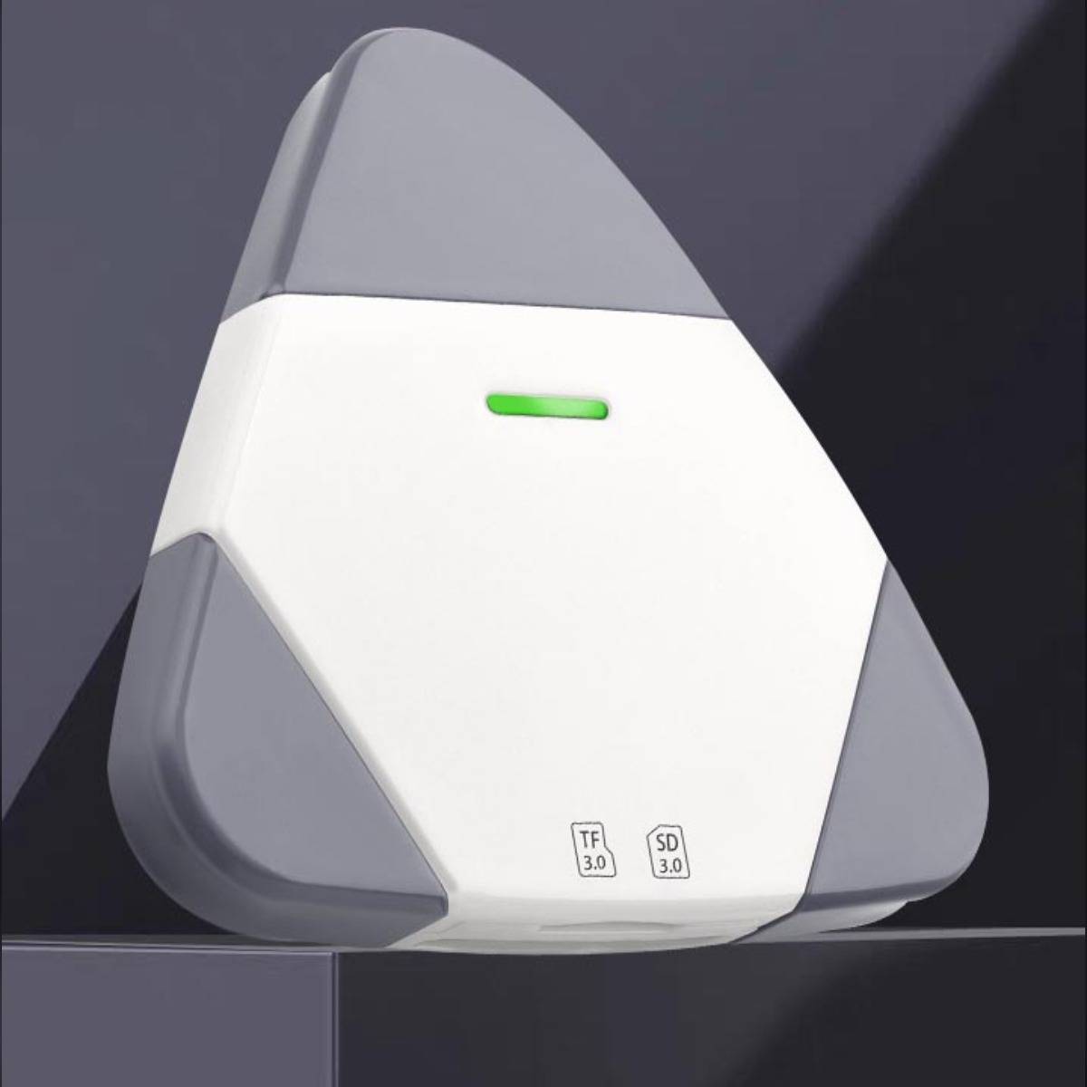 Dreieckiges grau-weißes elektronisches Gerät mit grünem Anzeigelicht und TF 3.0 sowie SD 3.0 Kartensteckplätzen auf der Vorderseite.