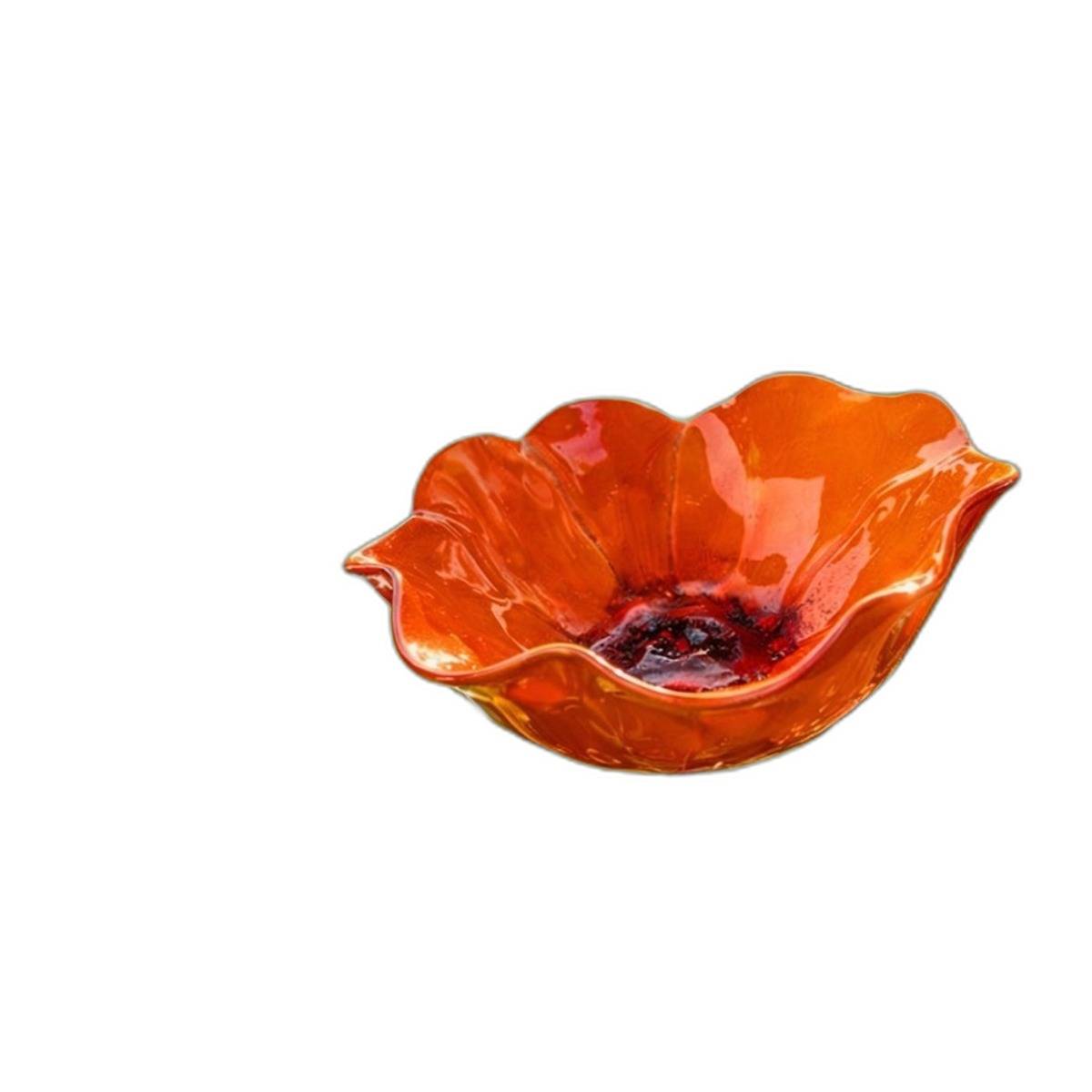 Orange Glasschale in Blütenform mit dunkelrotem Zentrum, isoliert auf weißem Hintergrund.