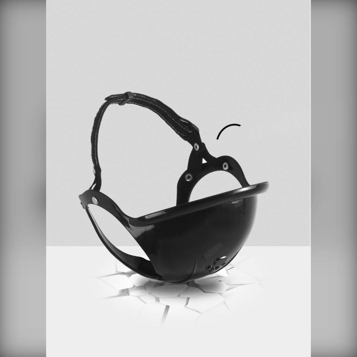 Schwarzes Schutzvisier oder Schutzbrille mit Kopfband, gezeigt mit Rissen und Bruch auf einer weißen Oberfläche.