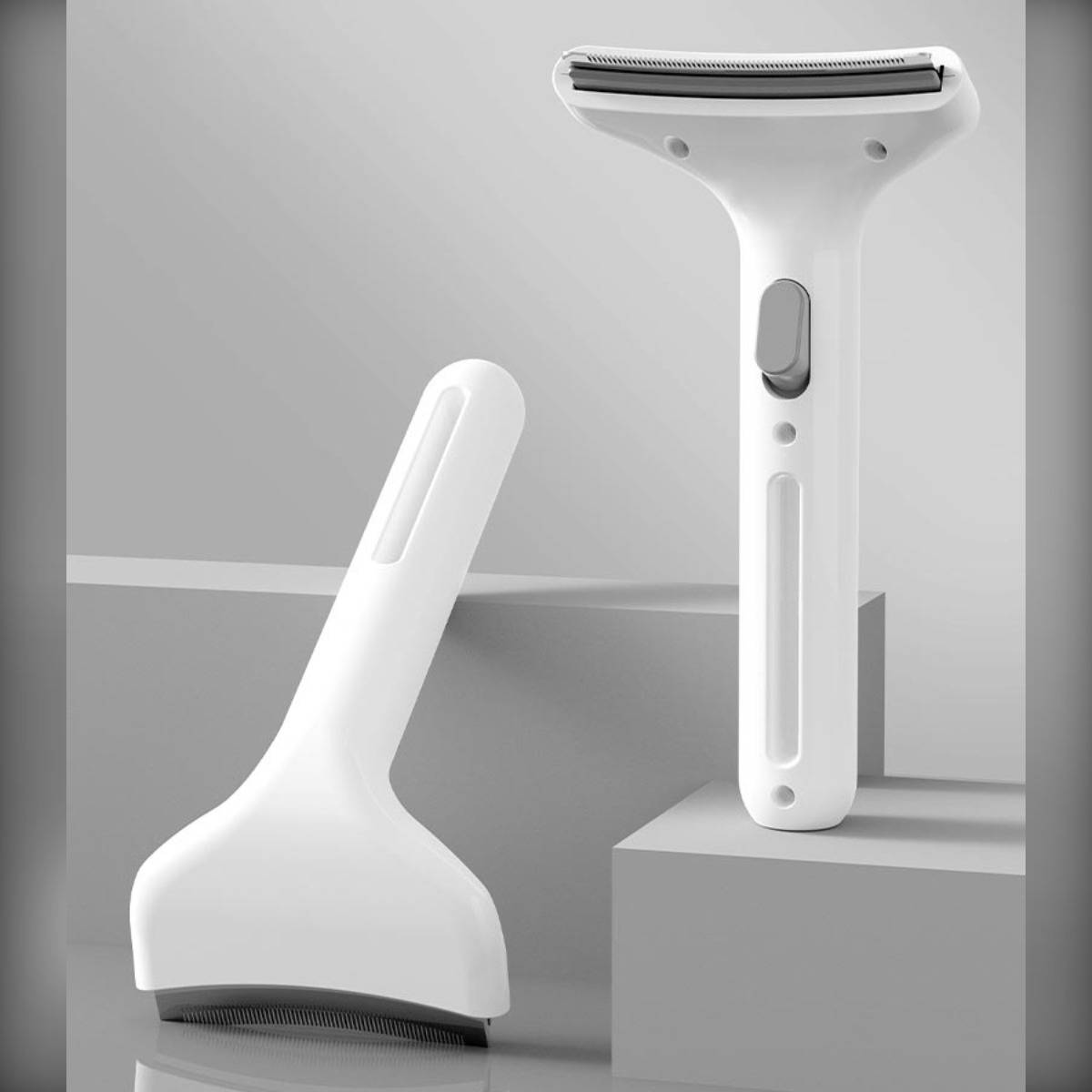 Zwei weiße elektrische Rasierer auf grauen Blöcken präsentiert, einer aufrecht und einer in einem Winkel, zeigen ein elegantes minimalistisches Design und Rasiererköpfe.