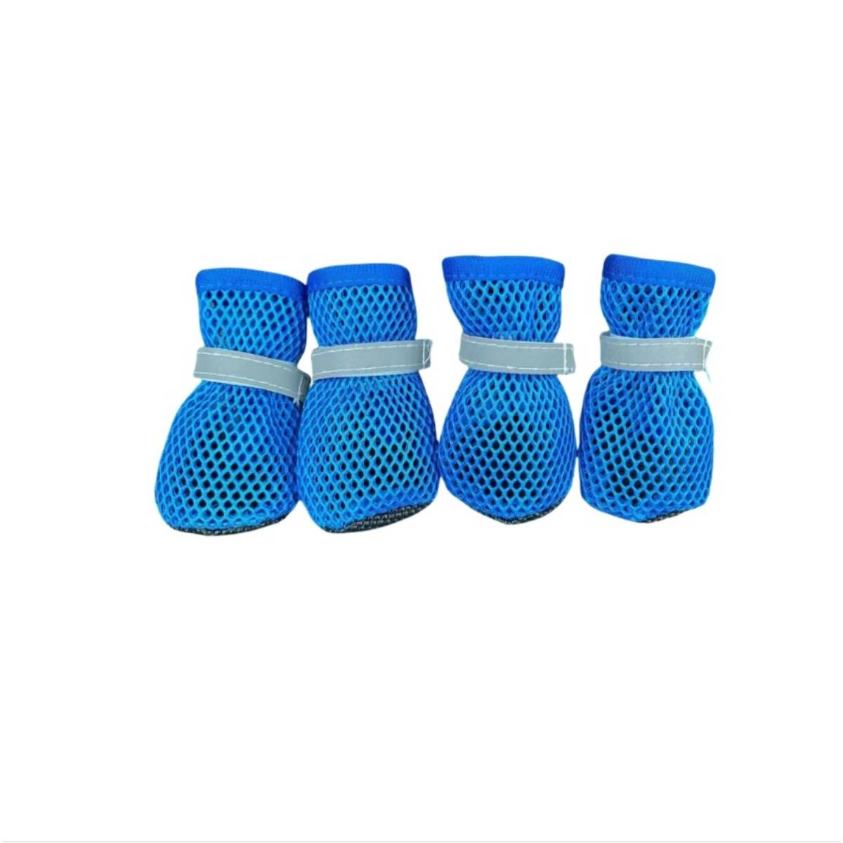 Vier blaue Mesh-Hundestiefel mit grauen Riemen, nebeneinander auf weißem Hintergrund angeordnet.