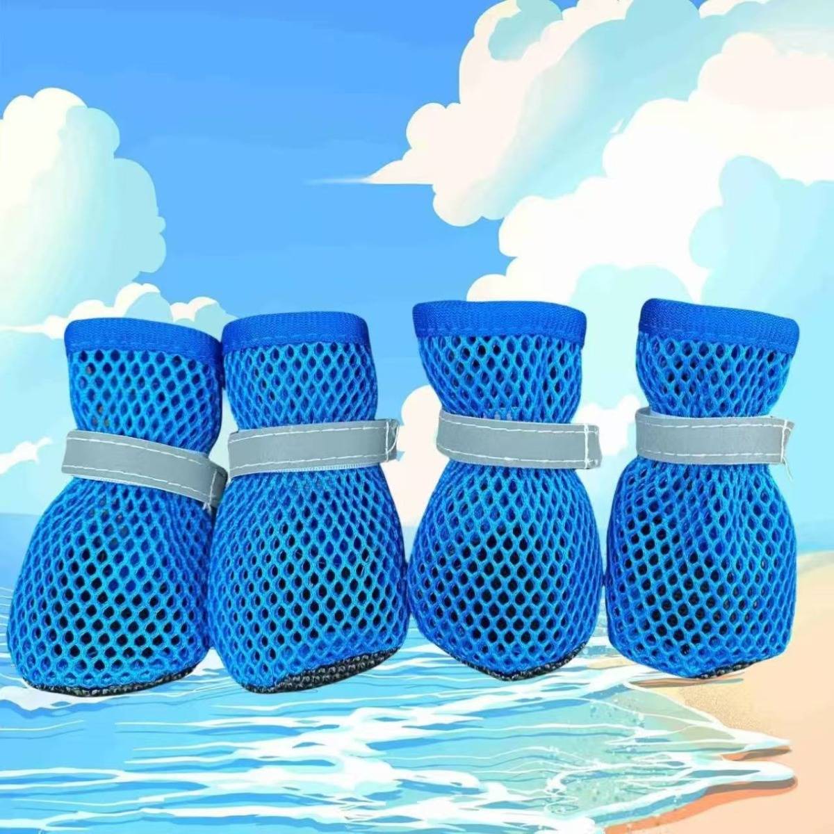 Vier blaue Netzhaustier-Stiefeletten mit grauen Riemen an einem Strand mit Wolken- und Wasserhintergrund, die Schutzfußbekleidung für Haustiere zeigen.