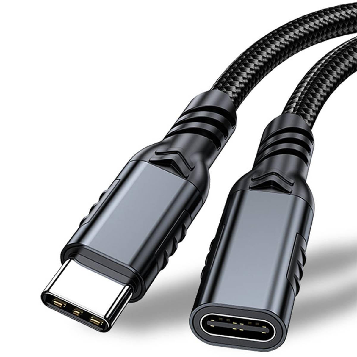 USB-C-Kabel mit geflochtenen schwarzen Kabeln, zeigt einen Stecker auf der einen Seite und eine Buchse auf der anderen Seite.